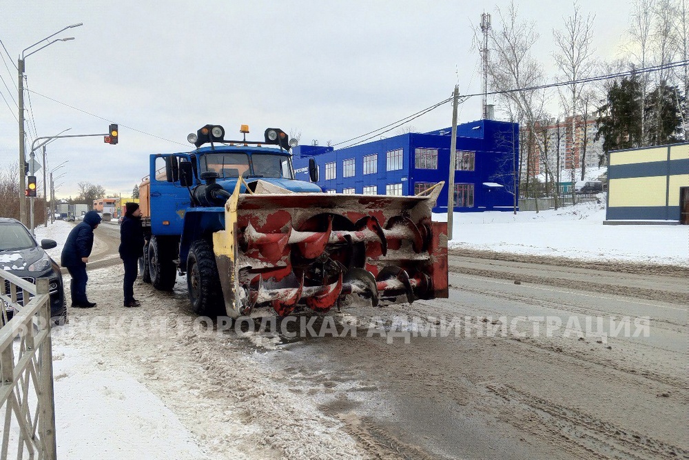 На борьбу со снегом в Бежицком районе Брянска выехал шнеко-роторный «Урал»