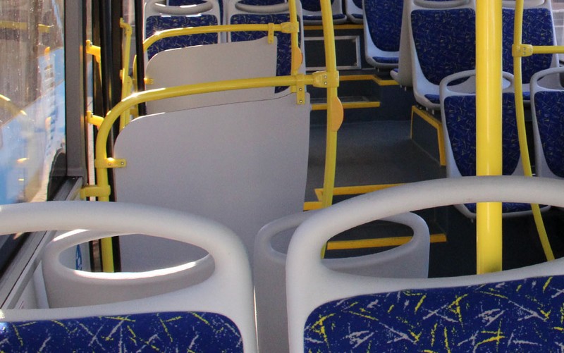 В Брянске пассажирам пришлось выталкивать застрявший из-за гололедицы автобус