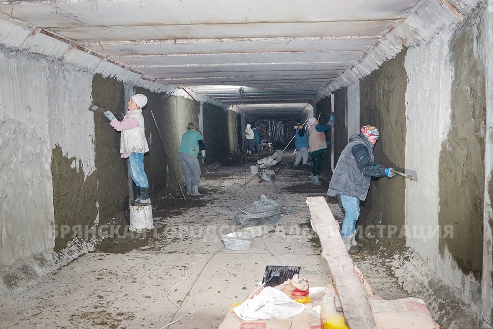 В Брянске подземный переход на «Полтиннике» ремонтируют даже ночью