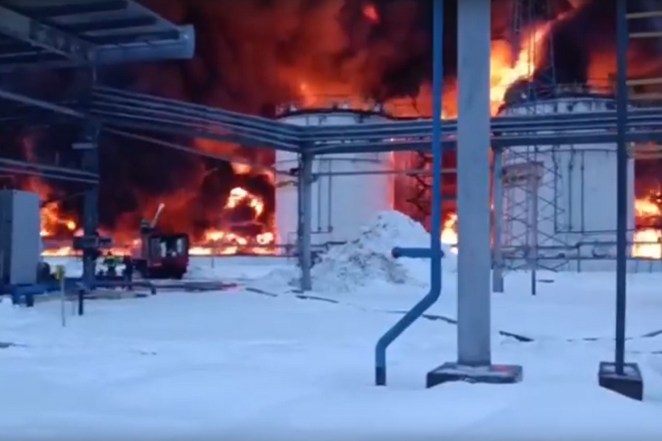 Из Клинцов, где горит нефтебаза, эвакуировали более 30 человек