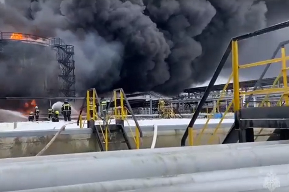 С пожаром на нефтебазе в Клинцах сражаются более 140 человек