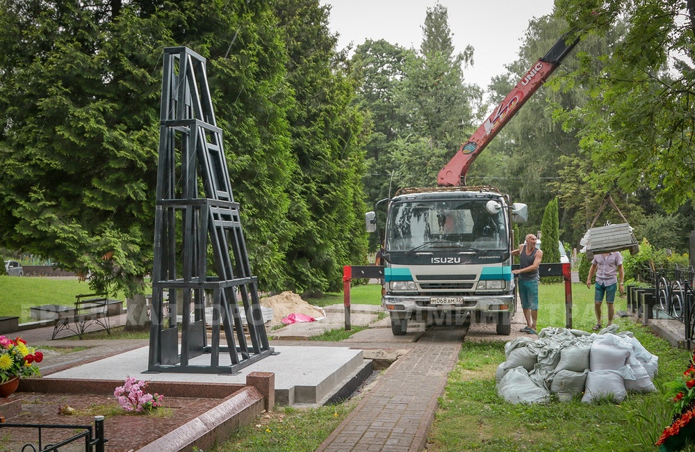 Брянцам показали строящийся на центральном кладбище мемориал Игнату Фокину