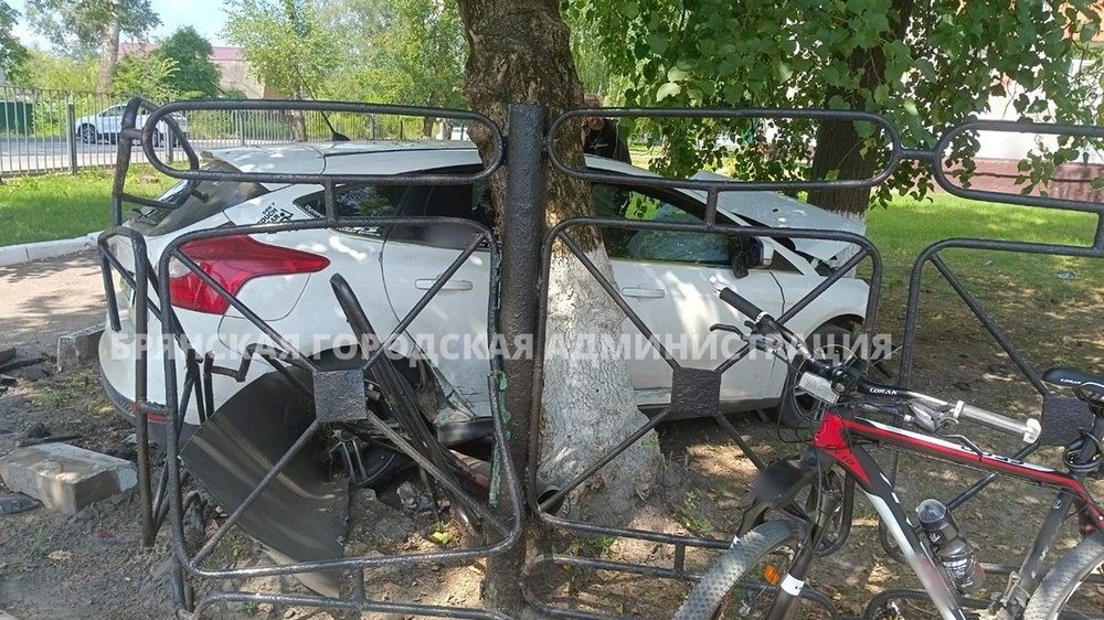 В Бежицком районе Брянска автомобиль снес ограждение школы №19