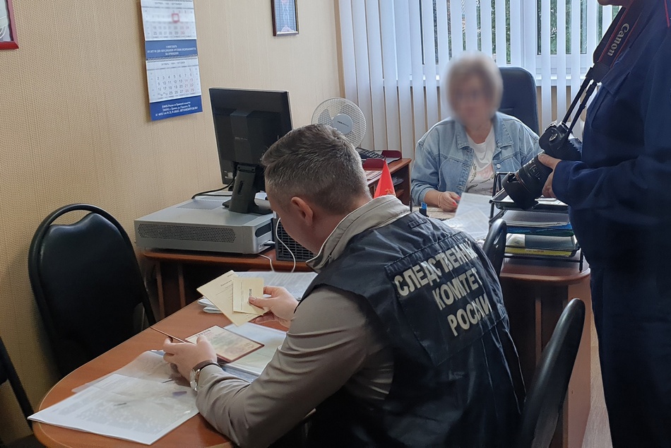 В Брянске следователи опубликовали фото педагога, получавшего взятки от мигрантов