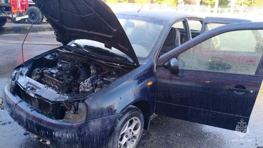 В городе Дятькове загорелся легковой автомобиль