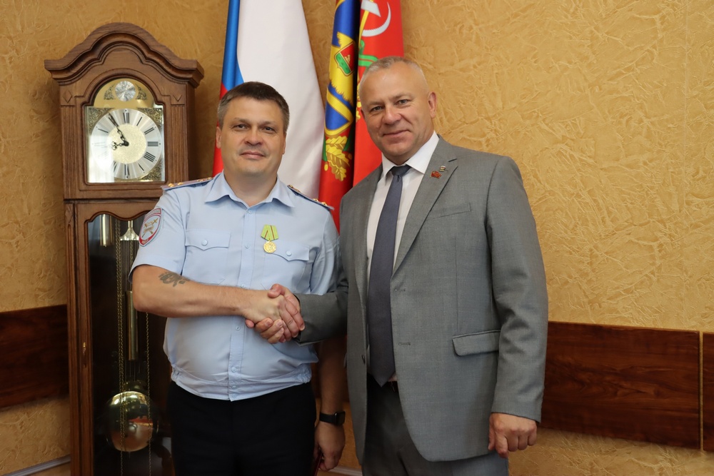 Спикер Брянской областной Думы вручил медаль начальнику УГИБДД