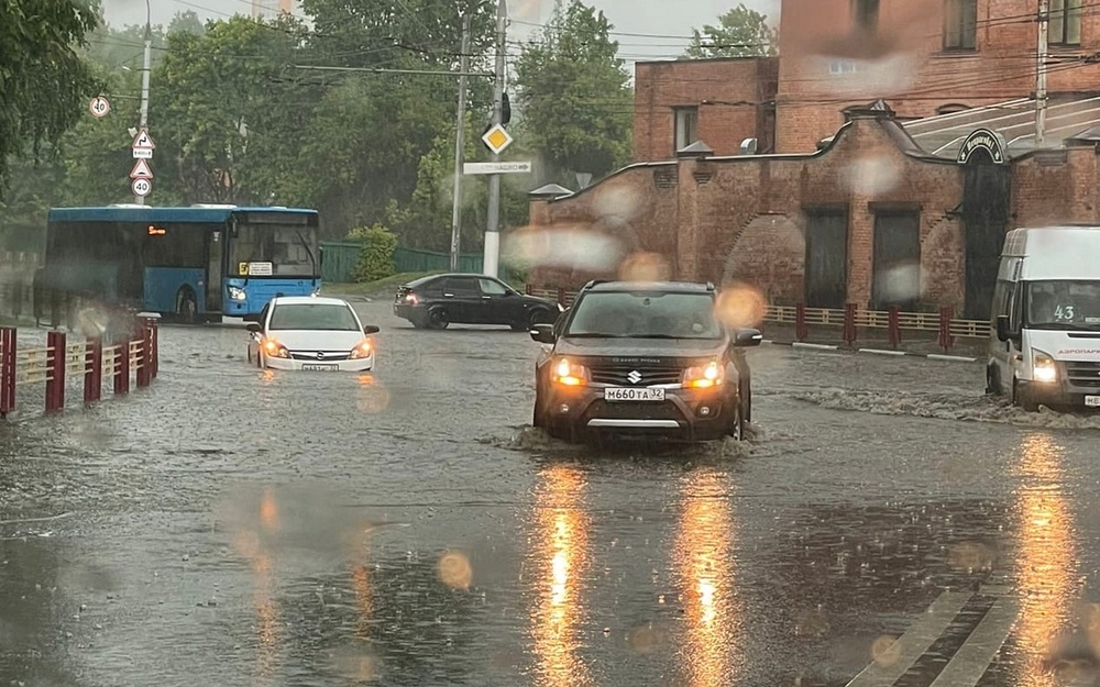На город Брянск вечером 11 июня обрушился ливень