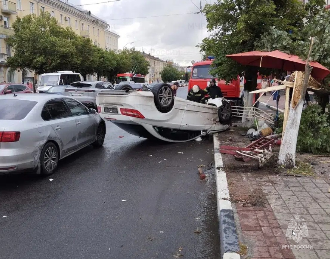 Возле ТЦ «Родина» в Брянске перевернулся автомобиль
