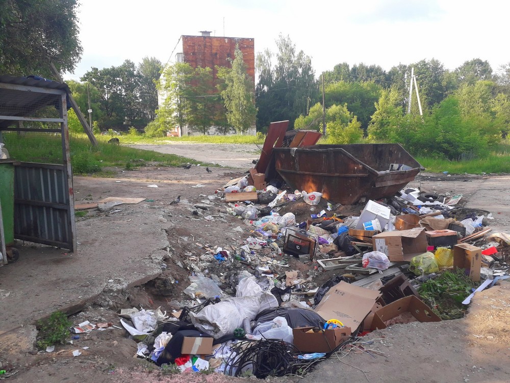 Дорожный провал на Почтовой в Брянске скрылся под горой мусора