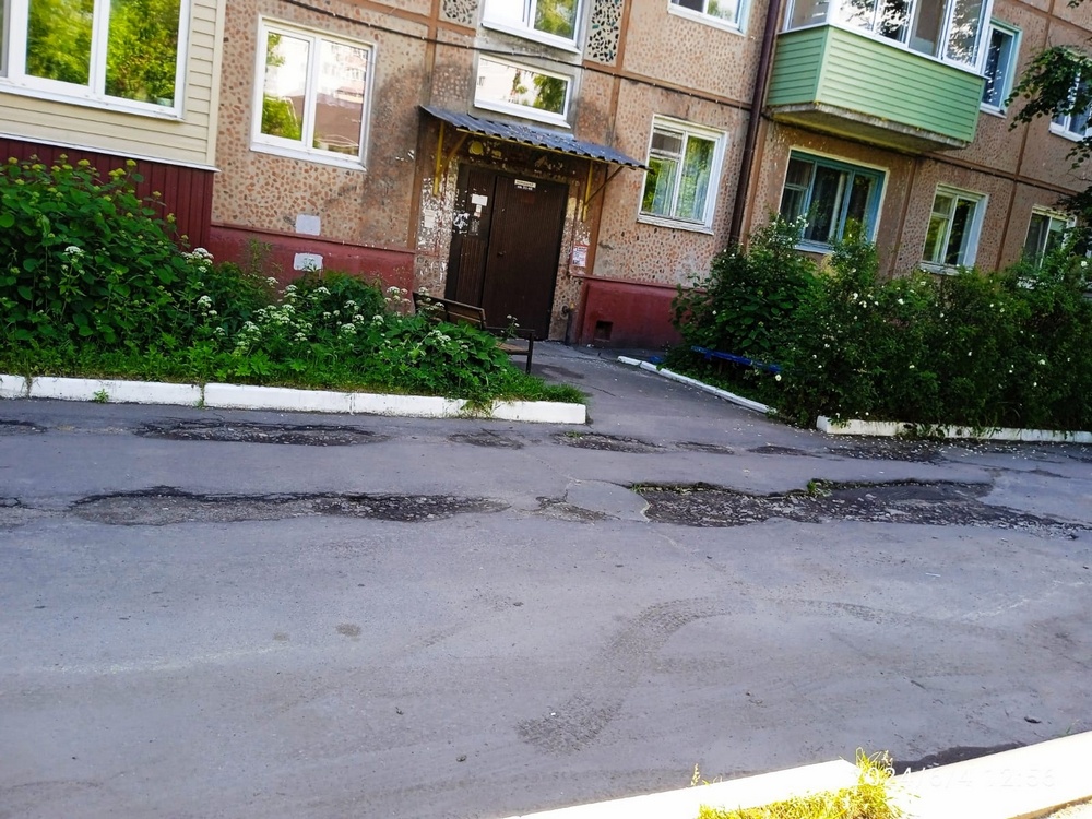 Жителей Бежицкого района Брянска возмутила убитая дорога во дворе