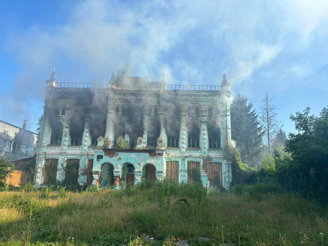 В Стародубе загорелось здание бывшего завода Реле