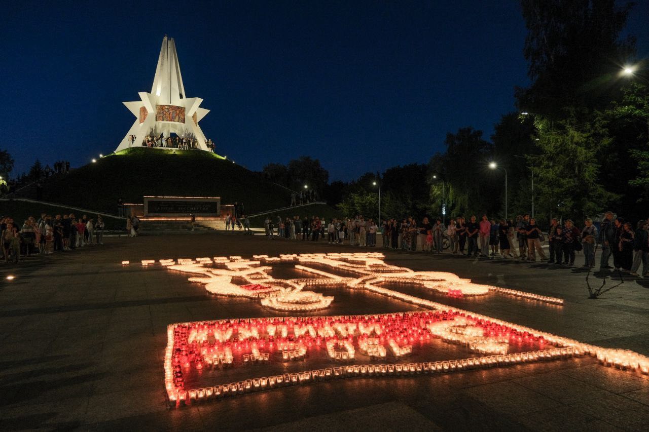 В Брянске зажгли 7000 свечей в День памяти и скорби