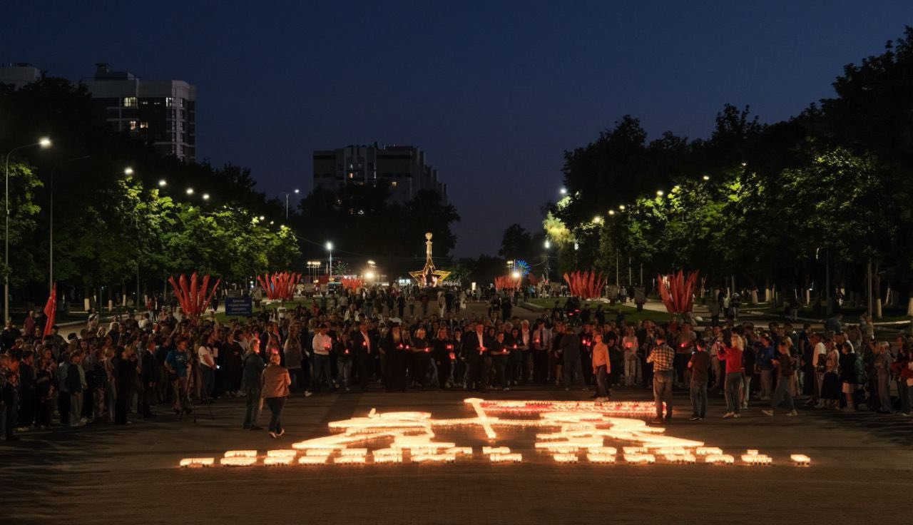 Александр Богомаз и Александр Макаров зажгли свечи памяти на Кургане Бессмертия