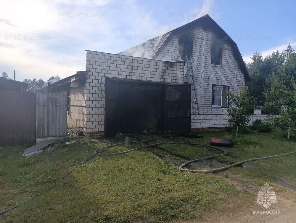 В Клинцах пожарные потушили дом и гараж