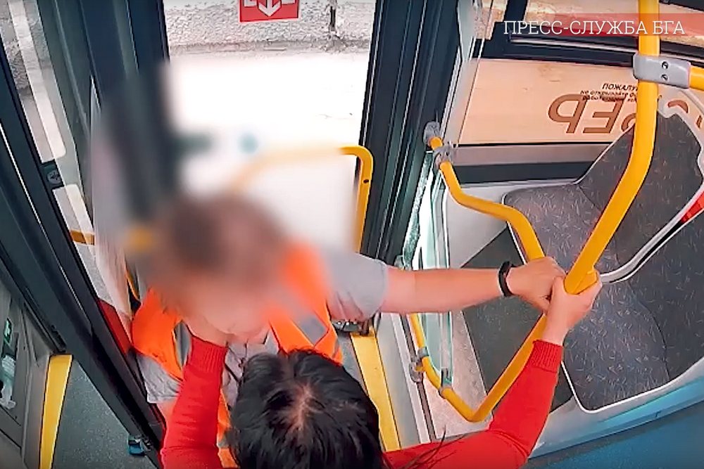 В Брянске в троллейбусе пассажирка зверски избила женщину-водителя
