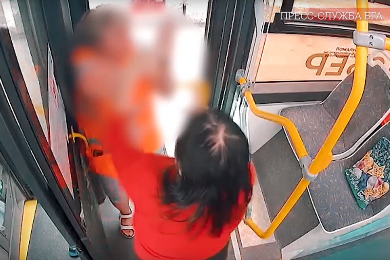 В Брянске появилось видео избиения женщины-водителя в троллейбусе
