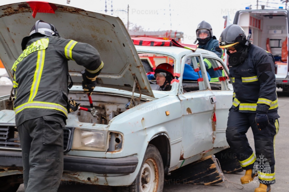 Брянские пожарные-спасатели пришли на выручку «пострадавшим» в ДТП