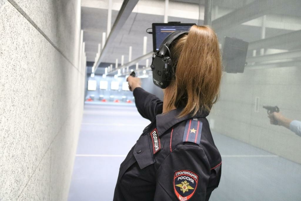 Брянские женщины-полицейские показали умение стрелять из пистолета Макарова