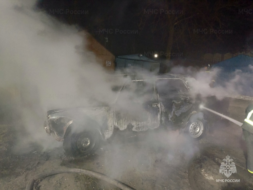 В Фокинском районе Брянска ночью сгорела легковушка