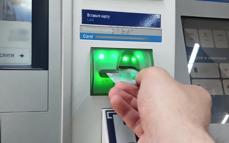 Посетитель брянского ТЦ соблазнился выглядывающей из банкомата купюрой