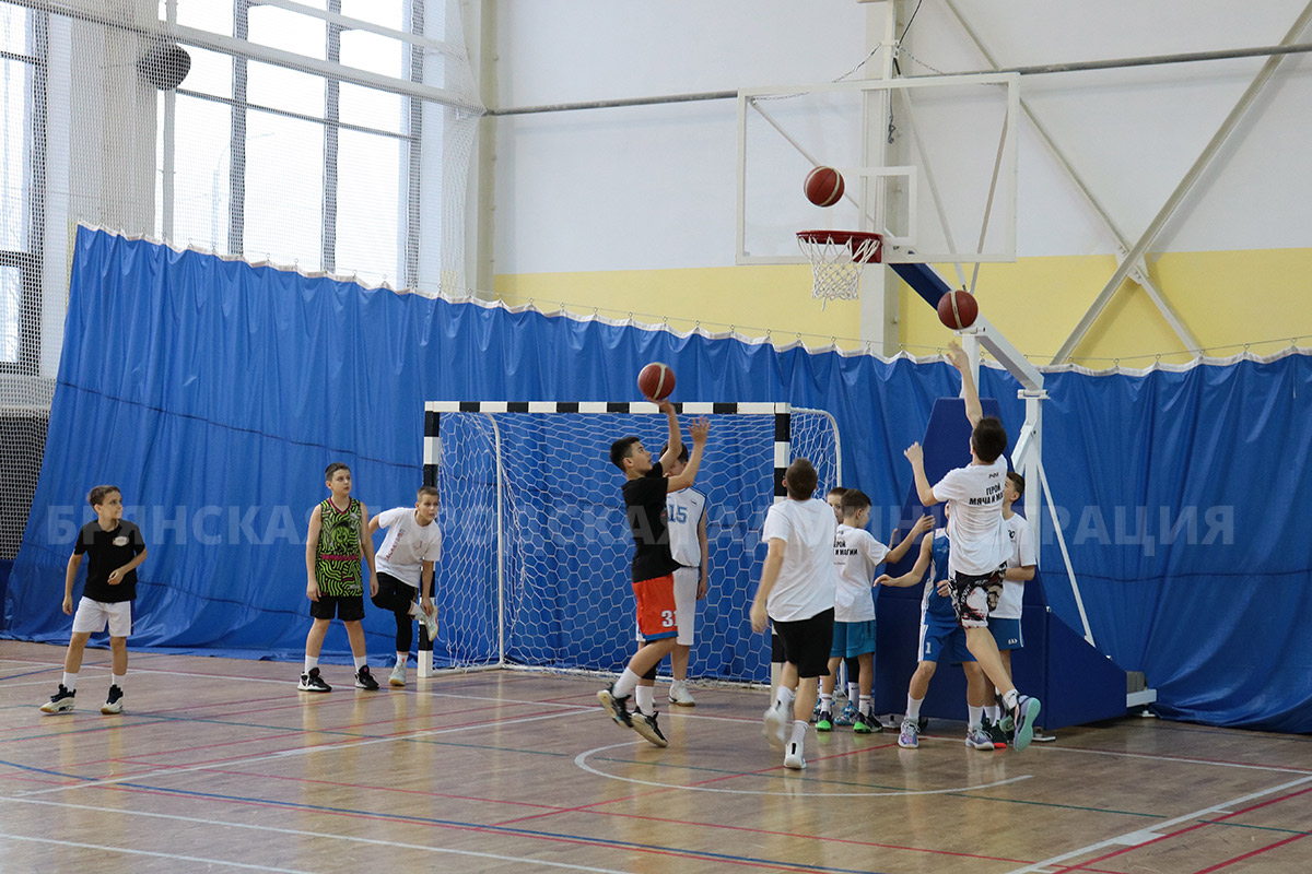 Юные баскетболисты Белгорода тренируются в брянском Дворце единоборств