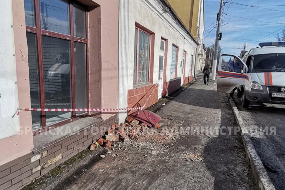 С крыши дома на улице Калинина в Брянске рухнула глыба кирпичей