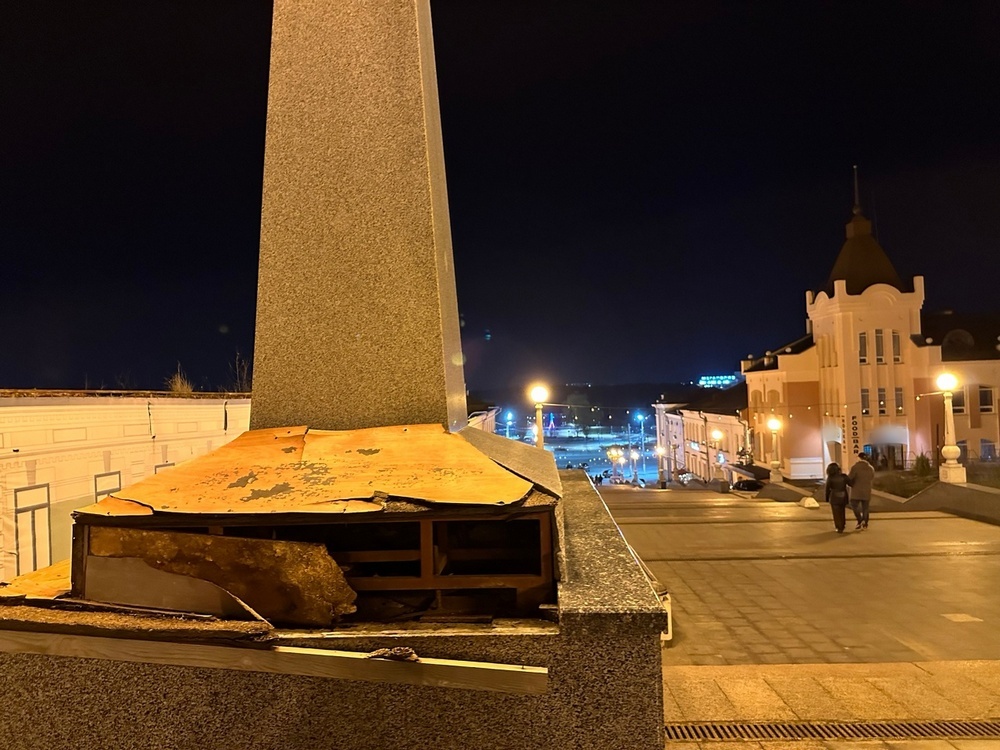 Фонари на набережной в Брянске продолжают линять