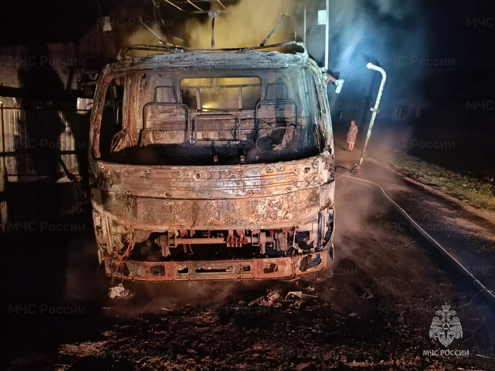Ночью под Брянском сгорел дотла грузовик