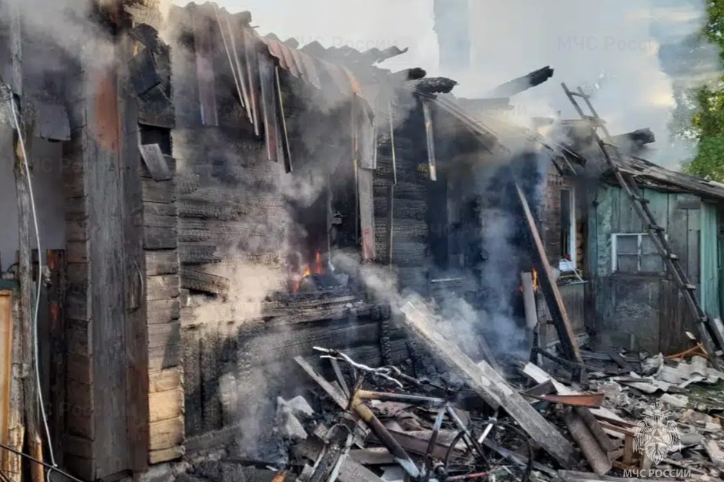 В брянской глубинке сгорел жилой дом