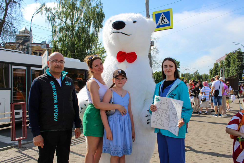 1 июня команда партии «Новые люди» поздравила жителей Брянска с Днем защиты детей