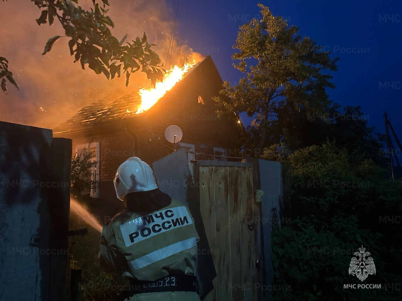 Брянцам показали горящий в Сеще частный дом