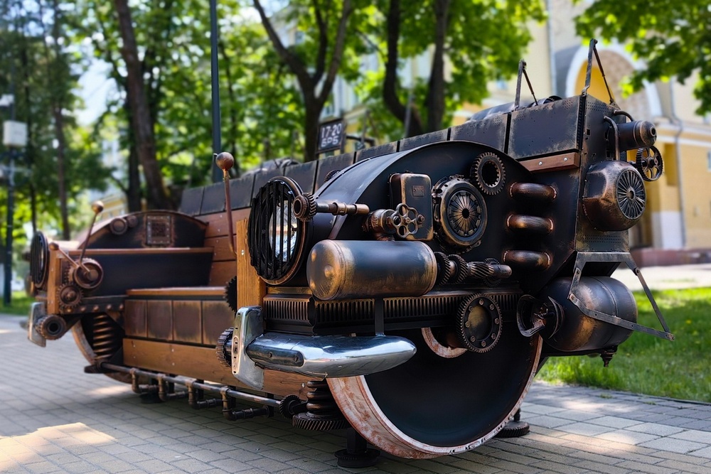 Установленная в Брянске лавка-локомотив выполнена в мастерской Алексея Никулина