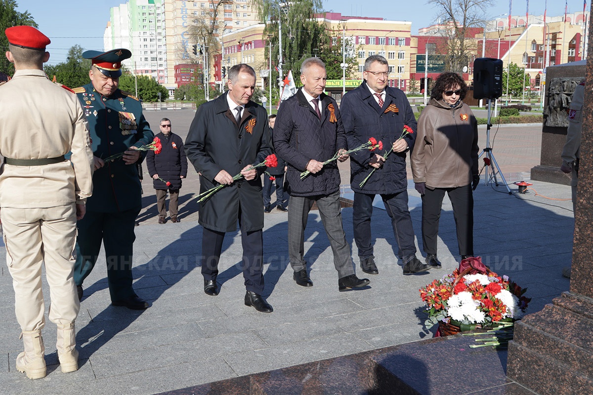 Руководители Брянска возложили цветы к воинским мемориалам