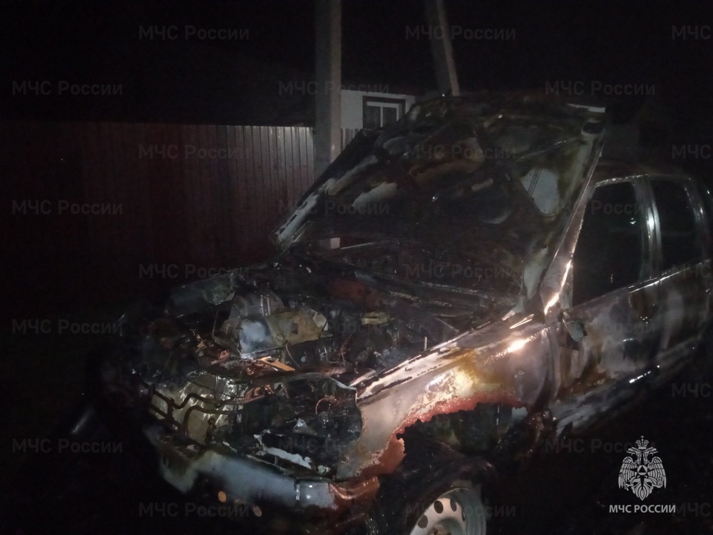 Ночью в Комаричском районе сгорел автомобиль