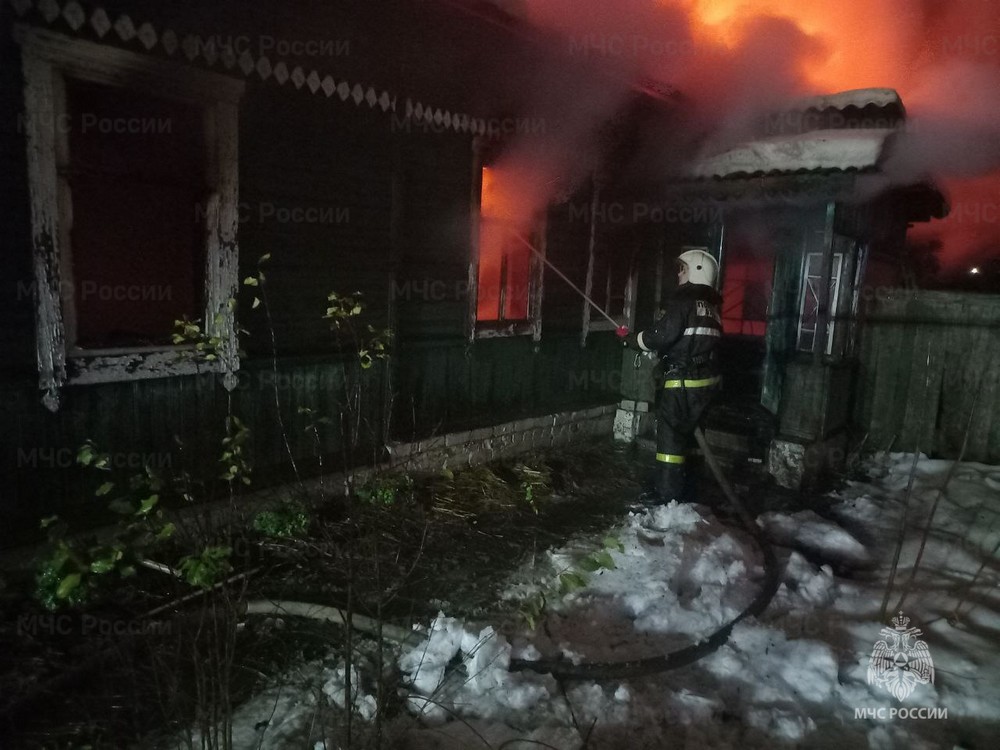 В поселке Дубровка при пожаре погибли мать и сын