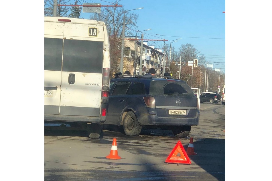 На Ульянова в Брянске столкнулись маршрутка и легковушка