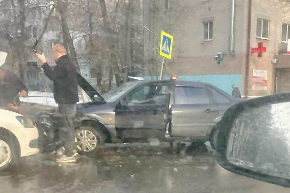 На Куйбышева в Брянске лоб в лоб столкнулись легковушки