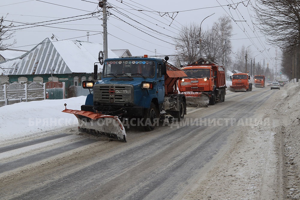 Дорожная техника боролась с сугробами в Брянске всю ночь