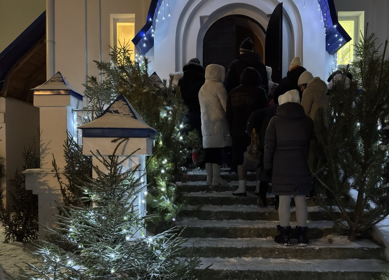 На Рождество храмы Брянска были переполнены верующими