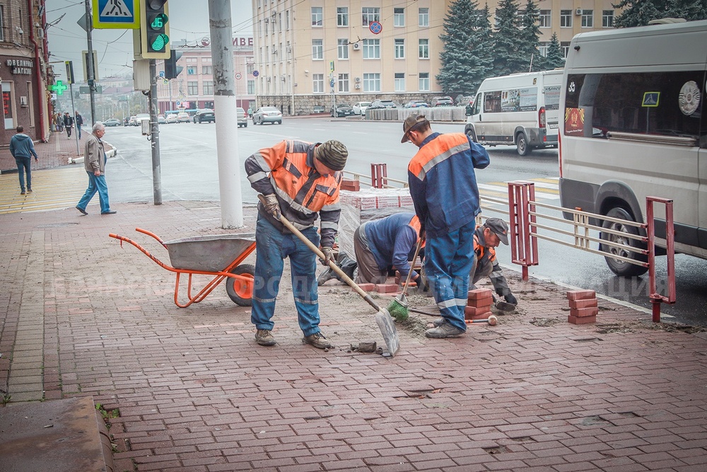 В центре Брянска приступили к замене тротуарной плитки