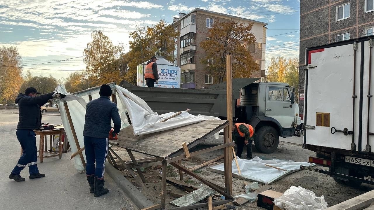 В Бежицком районе Брянска демонтировали незаконные палатки с овощами и фруктами