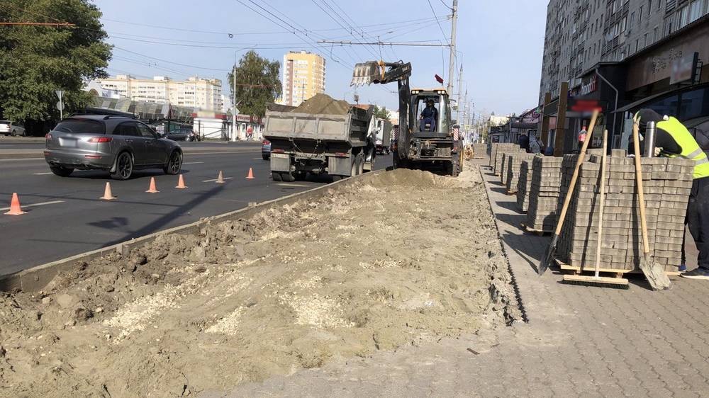 В Брянске возле магазинов на Авиационной расширили дорогу