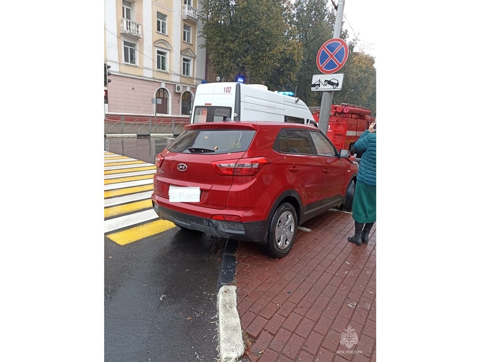 На Горького в Брянске легковушка врезалась в столб