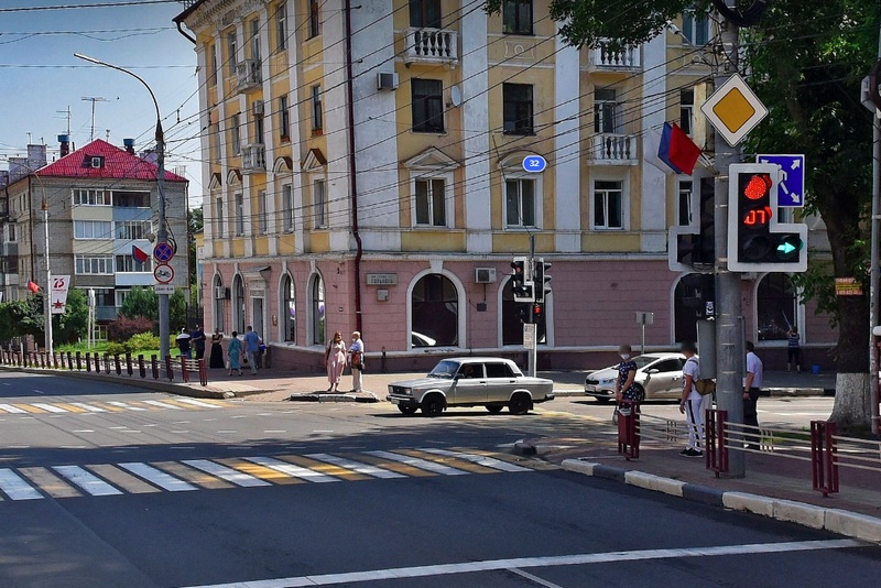 Сотрудники ГАИ спасли пешеходов в центре Брянска