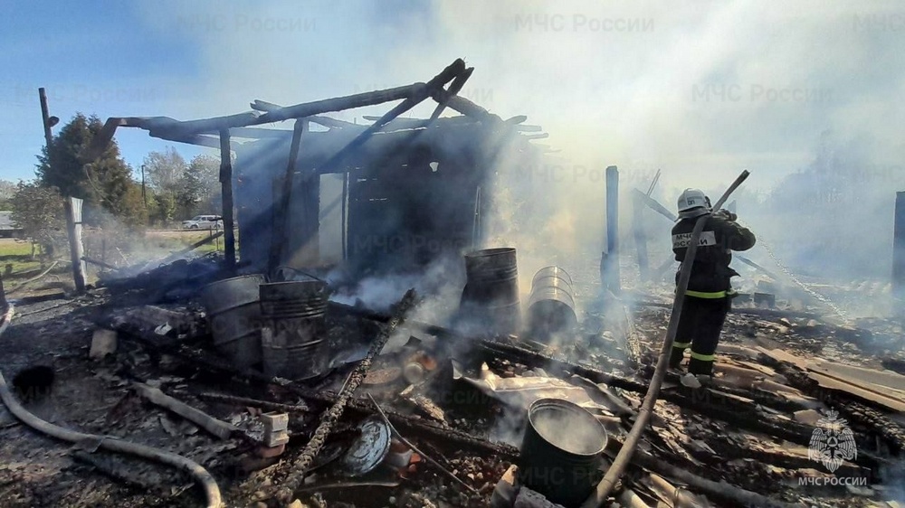 От дома под Дятьковом остались одни угли