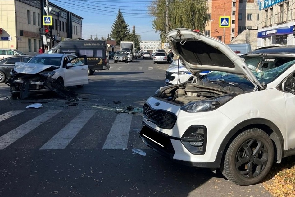 В Брянске на Станке Димитрова столкнулись Kia и Haval