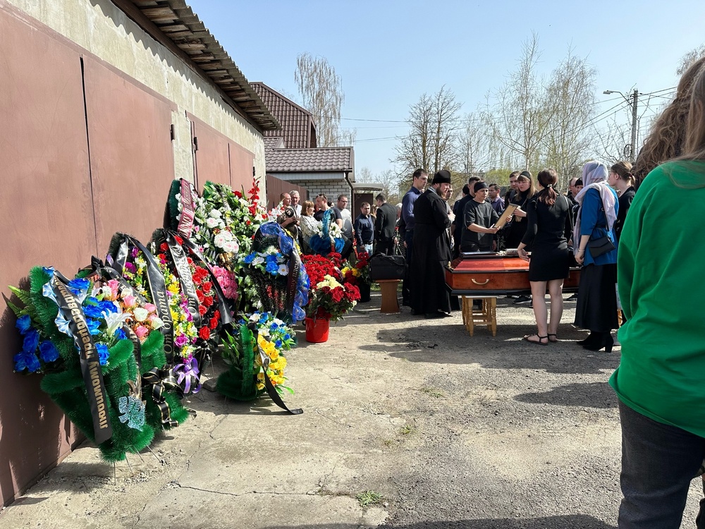 Сотни жителей Брянска пришли проститься с погибшим в «Крокусе» учителем Дмитрием Башлыковым
