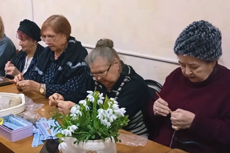 «Эко-мочалка из джута»: в Центре соцобслуживания населения Брянского района провели мастер-класс по вязанию крючком для пенсионеров