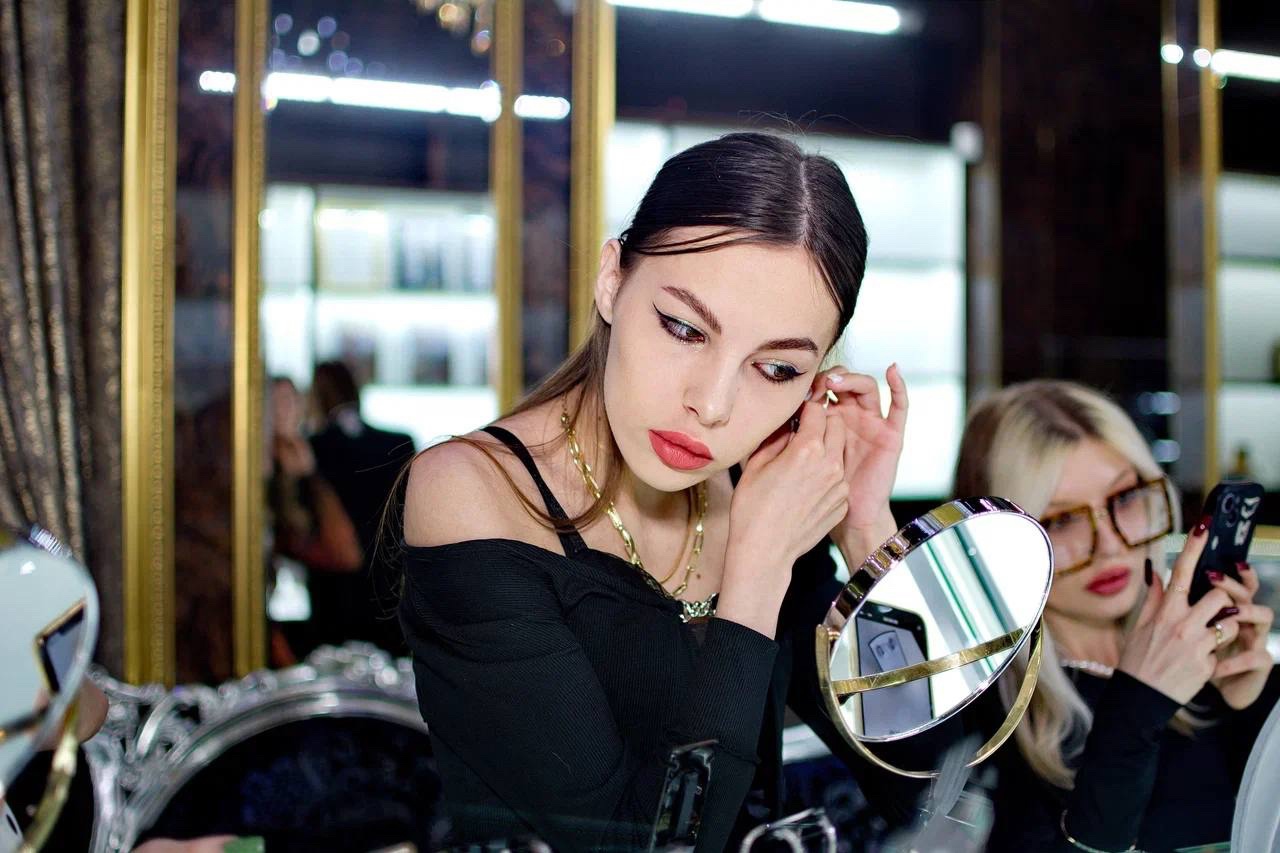 Участницам конкурса красоты «Мисс Брянск» показали новинки ювелирной моды