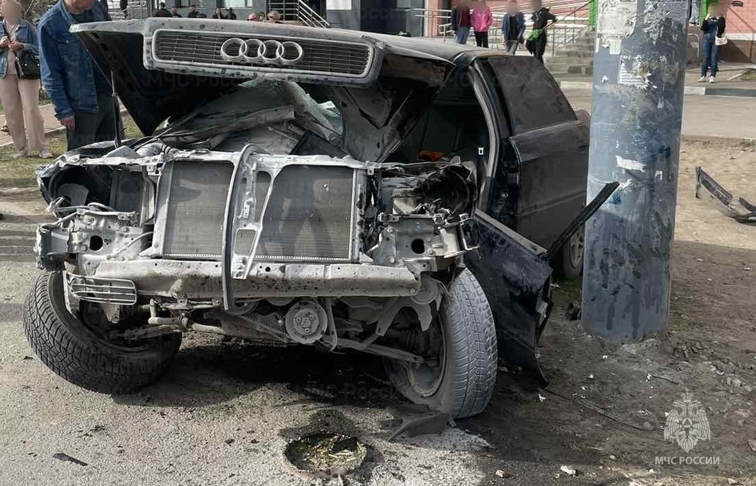 В Бежицком районе Брянска 20-летний водитель Audi сбил насмерть девушку на остановке